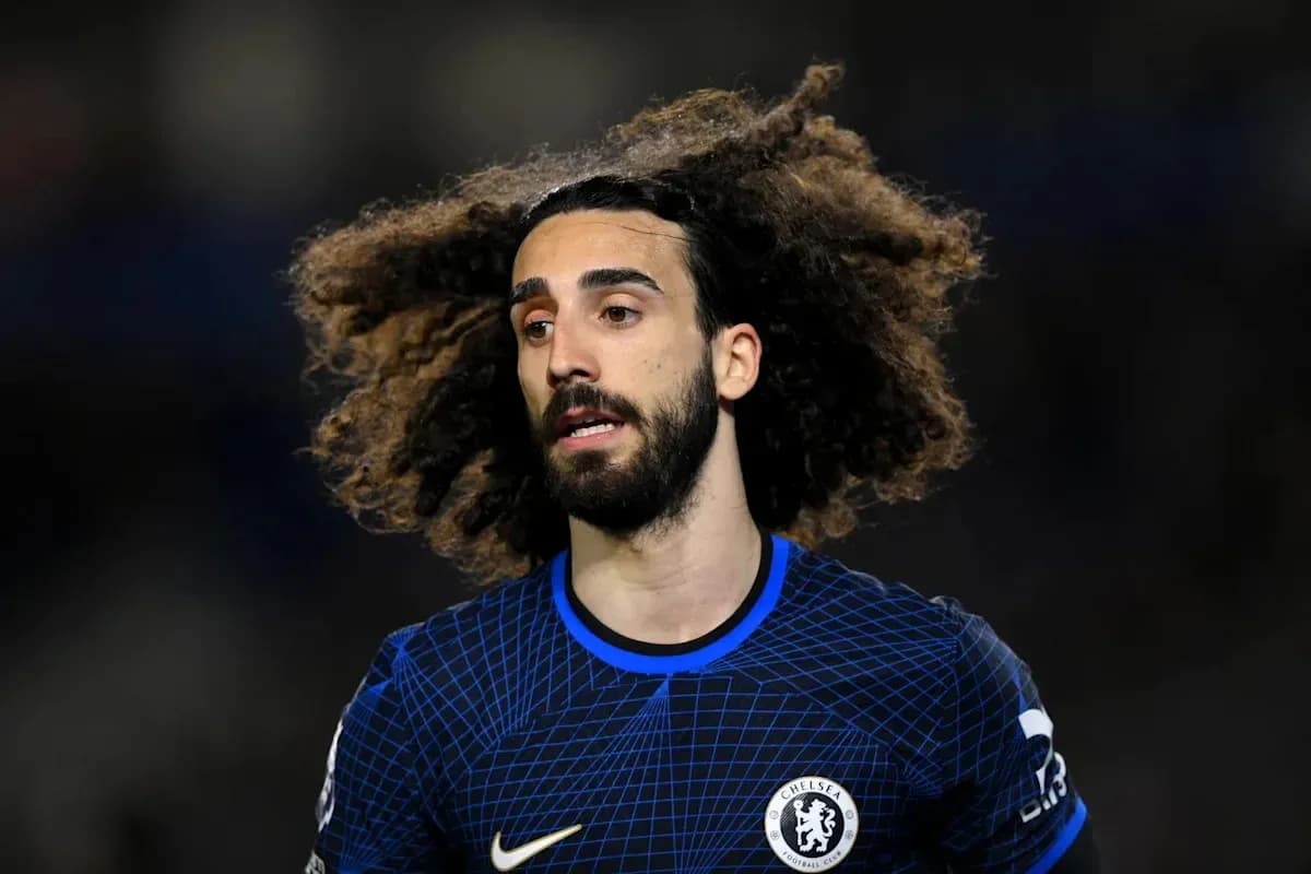 Joueur de Chelsea avec des cheveux bouclés en mouvement