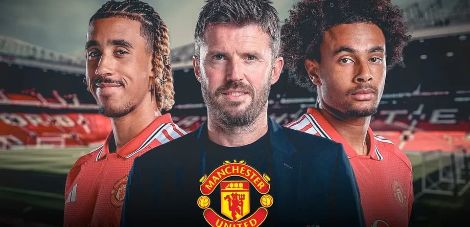 Trois personnes posant devant le stade d'Old Trafford