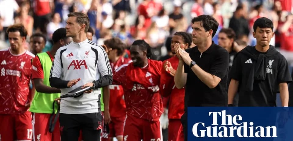 Joueurs de Liverpool saluant les supporters après le match