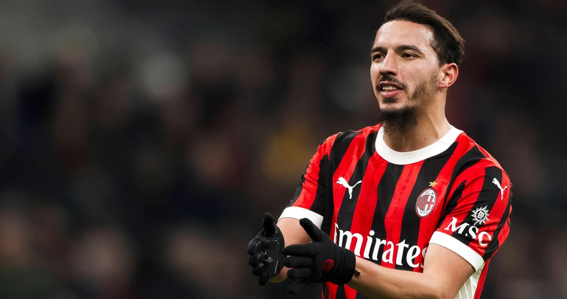 Joueur du Milan AC applaudissant sur le terrain