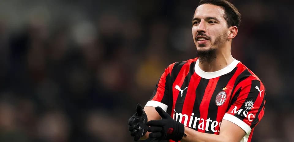 Joueur du Milan AC applaudissant sur le terrain