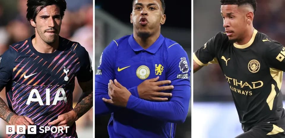 Trois joueurs de football en action sur le terrain