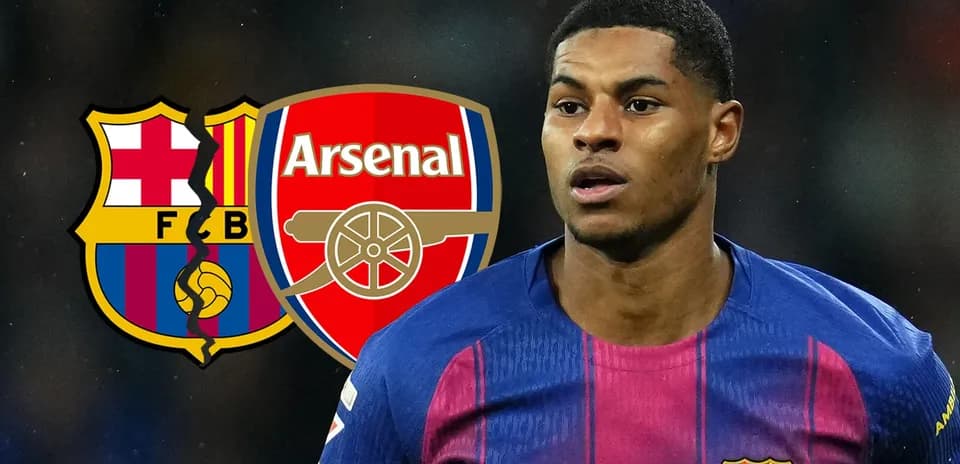 Joueur de football avec logos de Barcelone et Arsenal