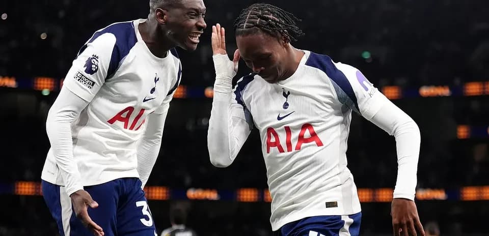 Joueurs de Tottenham célébrant un but