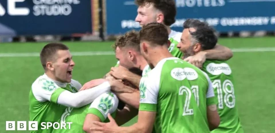 Joueurs célébrant un but sur le terrain