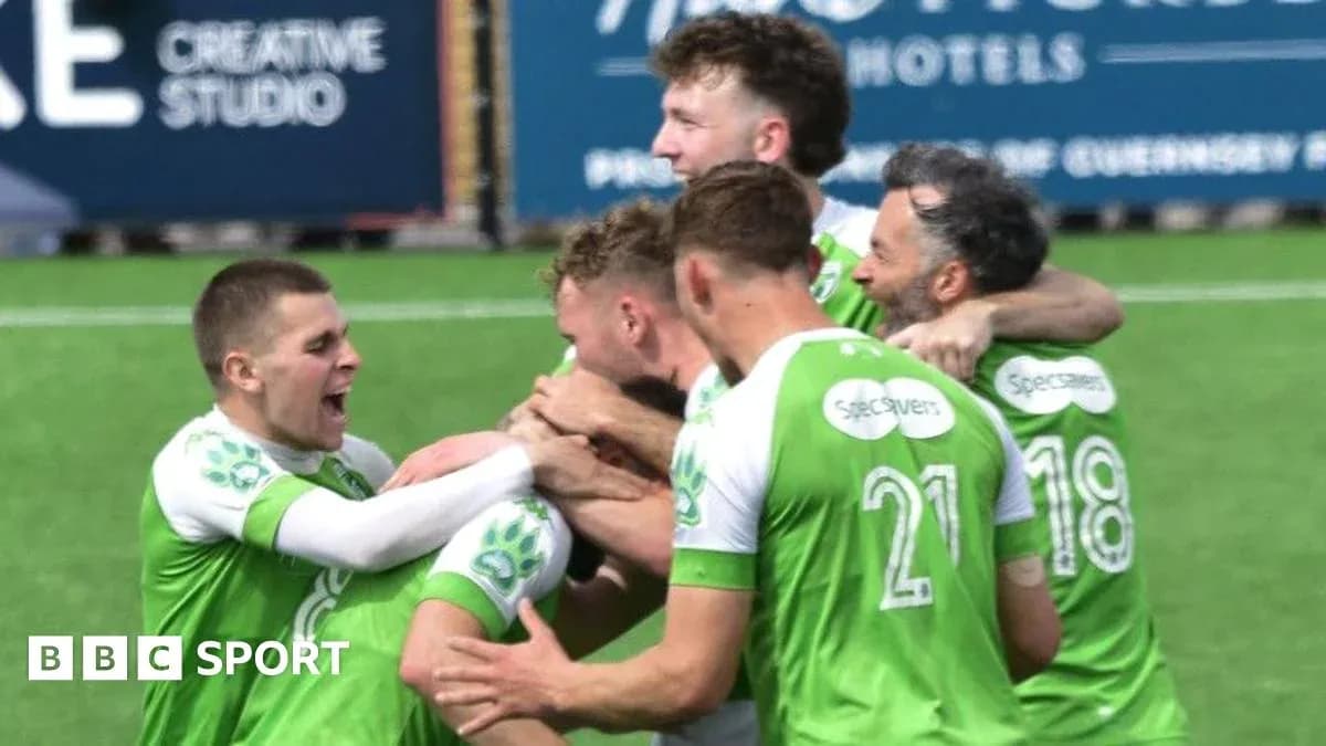 Joueurs célébrant un but sur le terrain