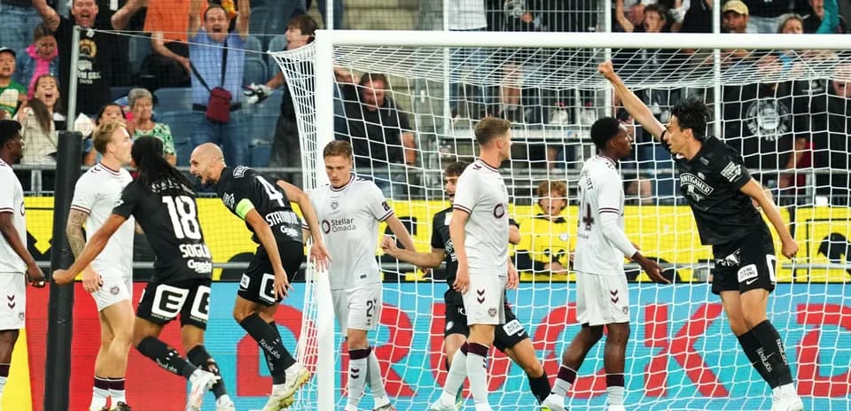 Joueurs célébrant un but lors du match