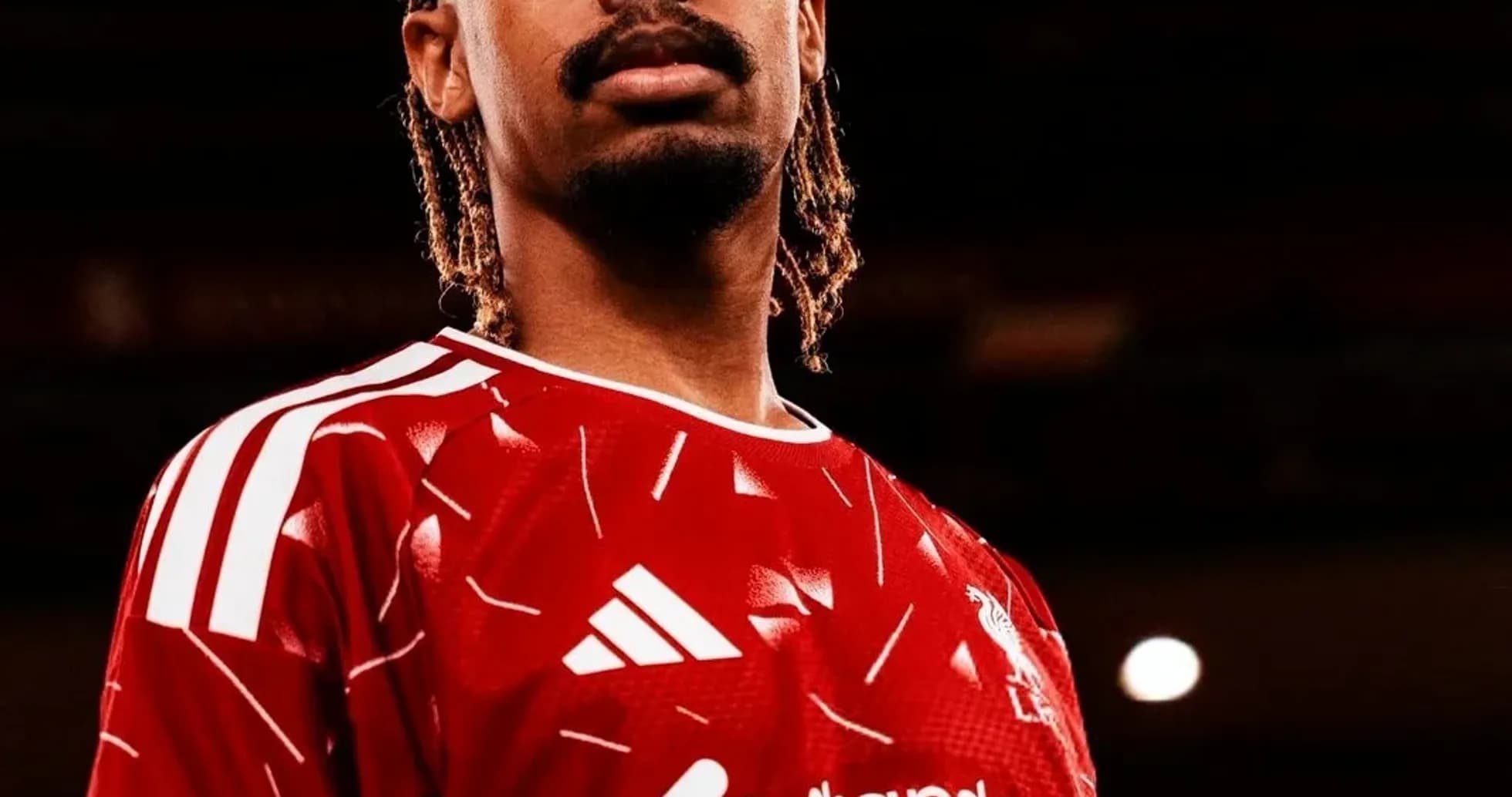 Joueur portant le maillot rouge avec logo Adidas