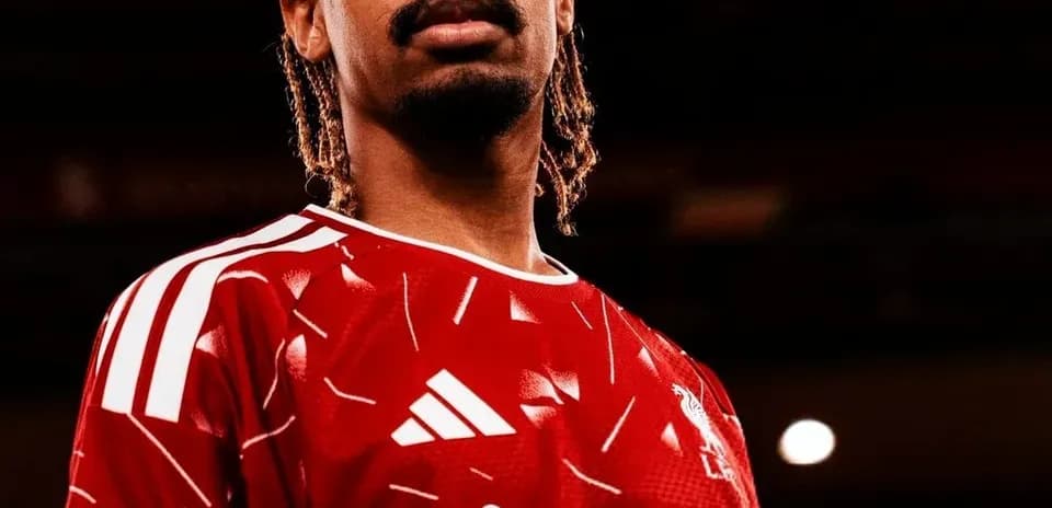 Joueur portant le maillot rouge avec logo Adidas