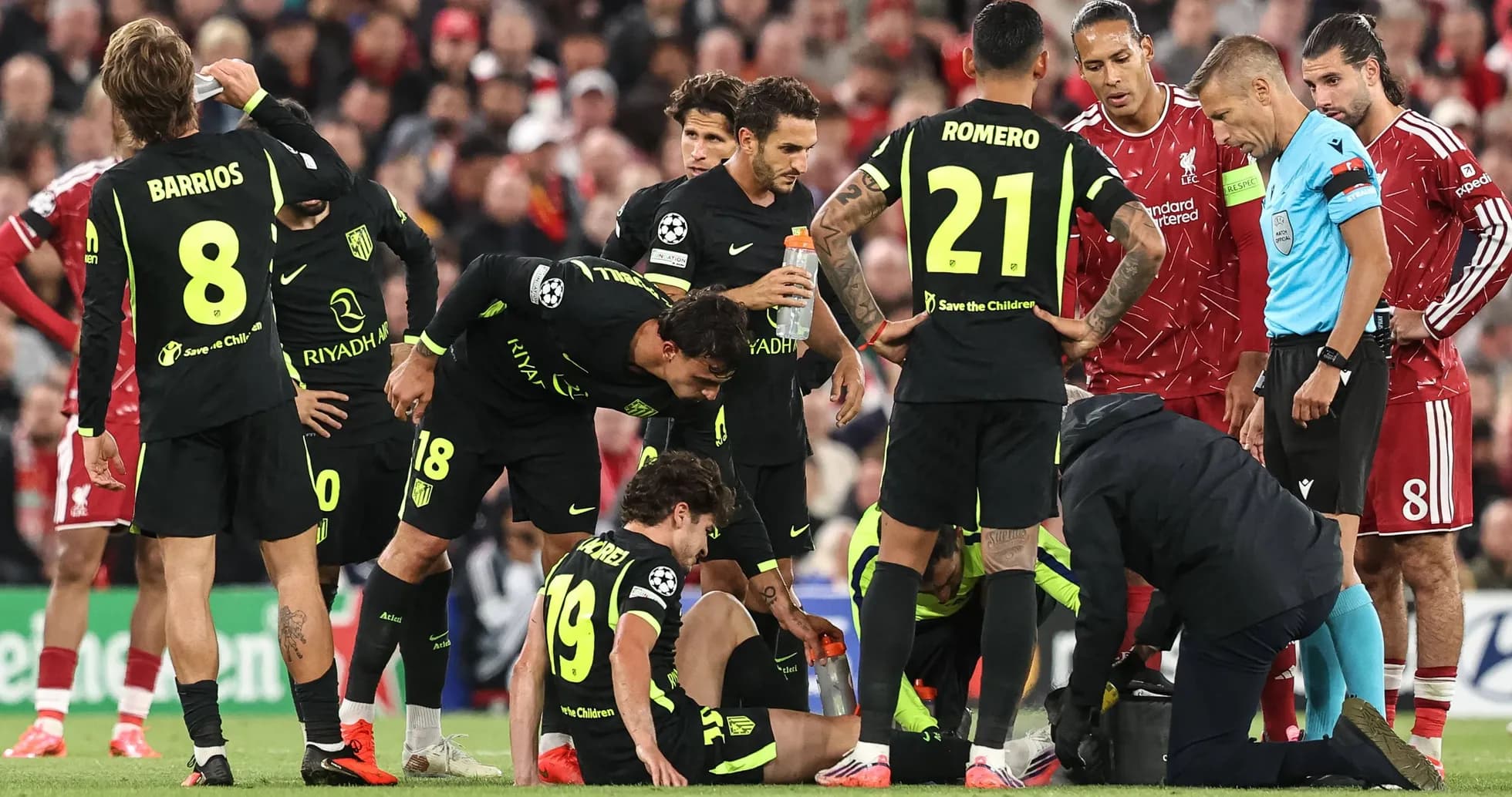 Joueurs d'Atletico entourant un coéquipier blessé