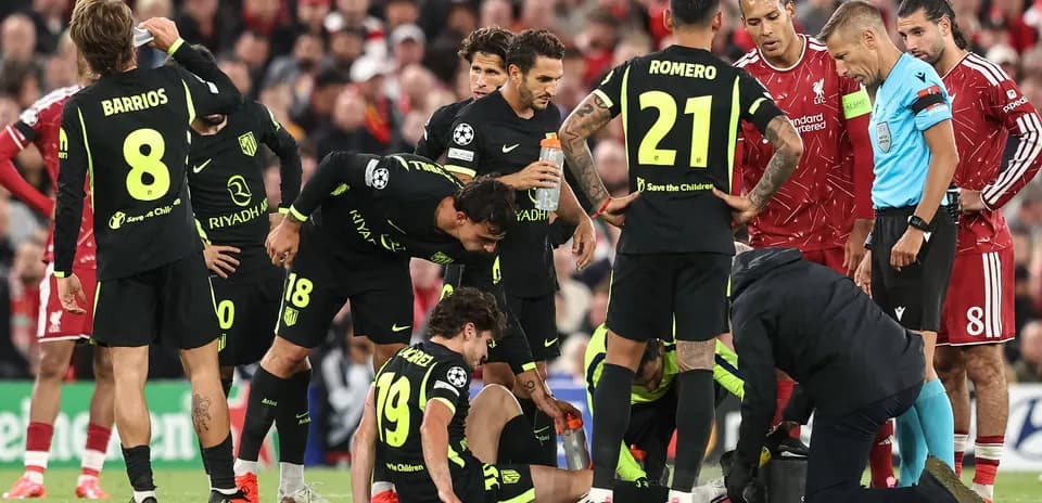 Joueurs d'Atletico entourant un coéquipier blessé