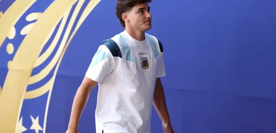 Joueur entrant dans le stade avant le match