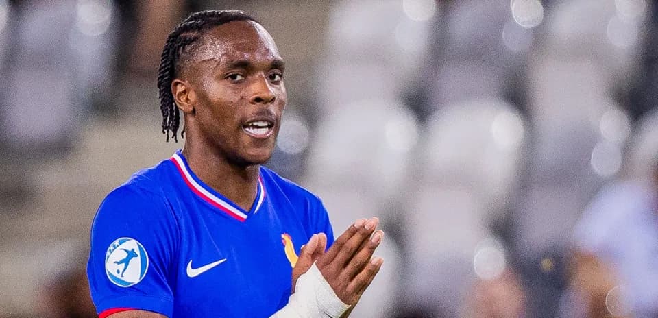 Joueur avec un maillot bleu lors d'un match