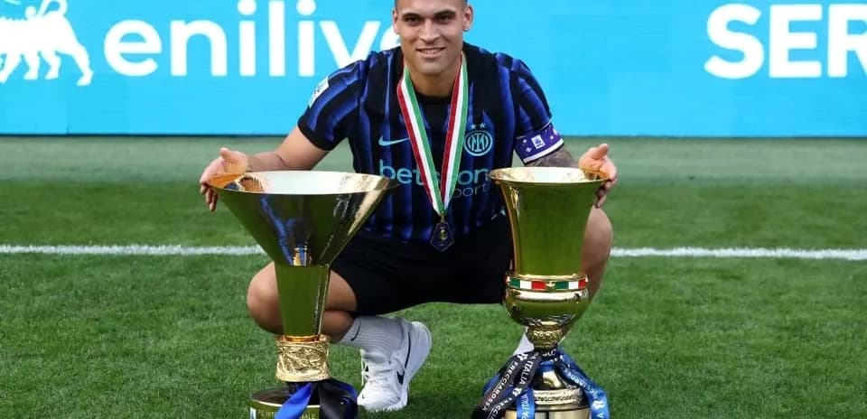 Joueur d'Inter Milan avec deux trophées sur le terrain