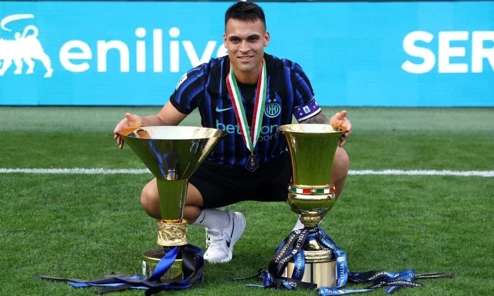 Joueur d'Inter Milan avec deux trophées sur le terrain