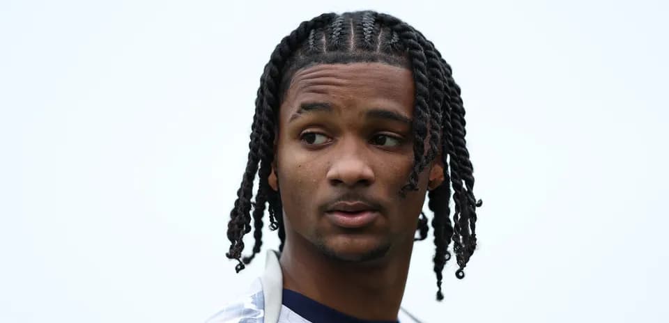 Joueur avec des cheveux tressés regardant sur le côté