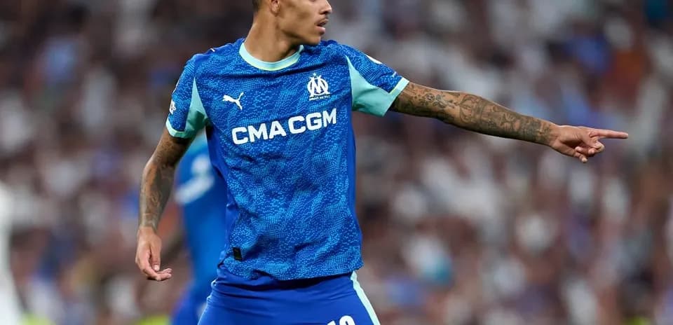 Joueur de l'OM indiquant une direction sur le terrain