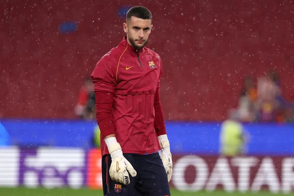 Gardien de but de Barcelone s'échauffant sous la pluie