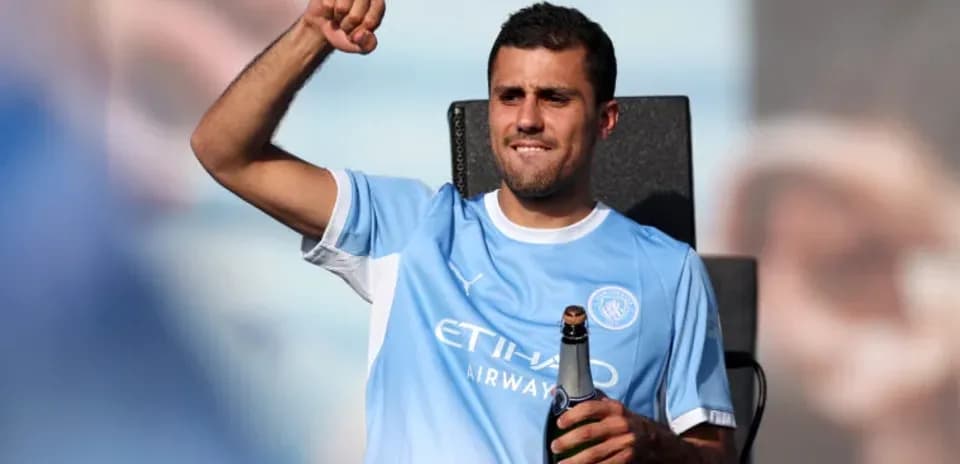 Joueur levant le poing avec une bouteille de champagne