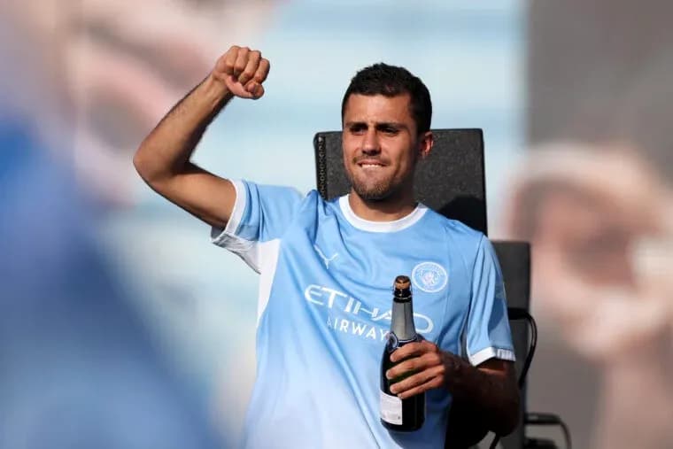 Joueur levant le poing avec une bouteille de champagne