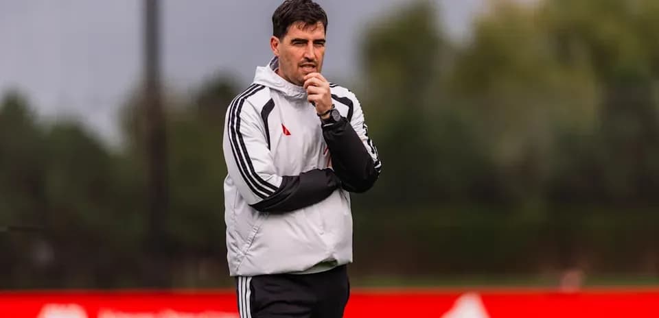 Entraîneur observant l'entraînement de Liverpool