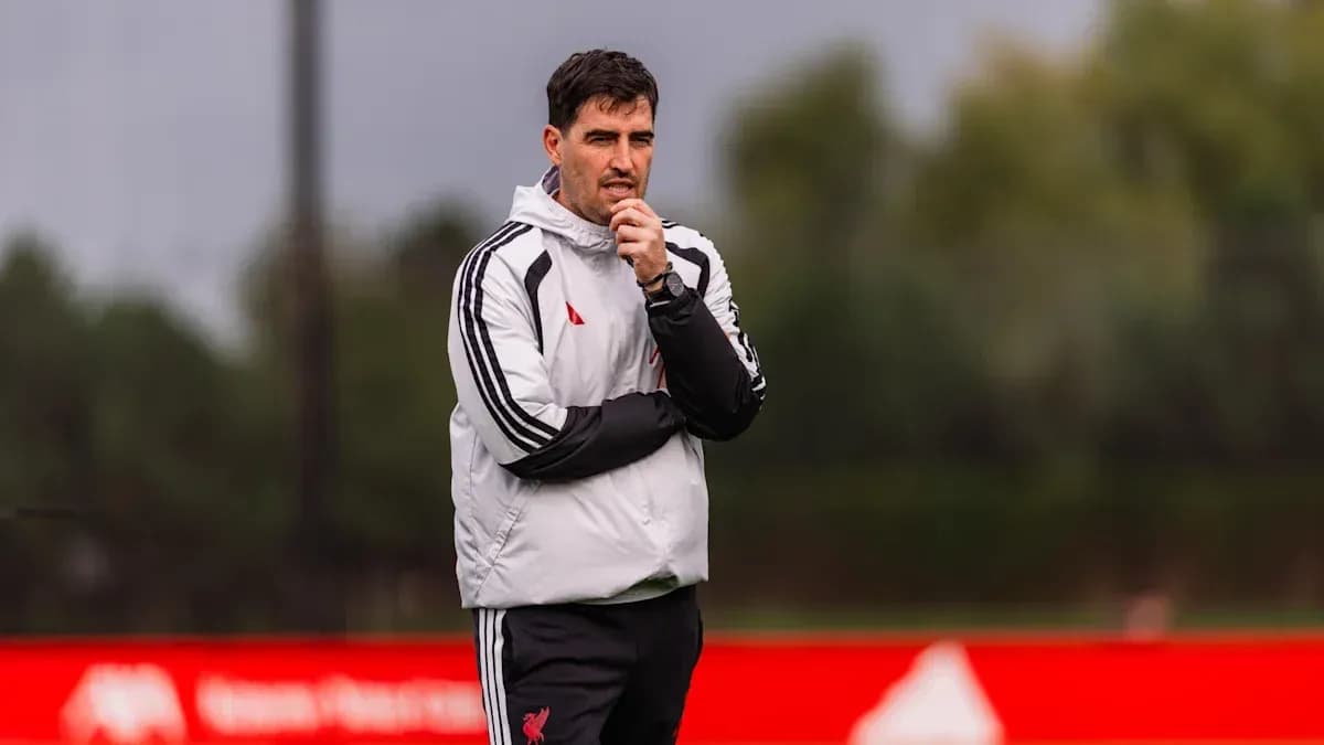 Entraîneur observant l'entraînement de Liverpool