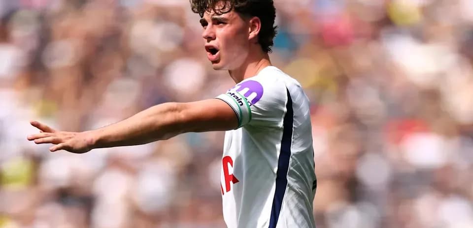 Joueur de Tottenham donnant des instructions sur le terrain