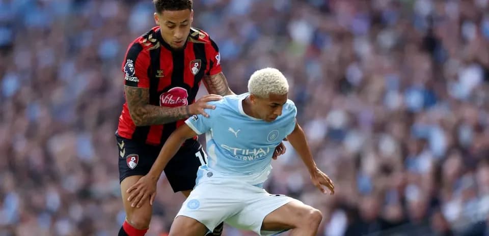 Joueur de Bournemouth défendant contre joueur de Manchester City