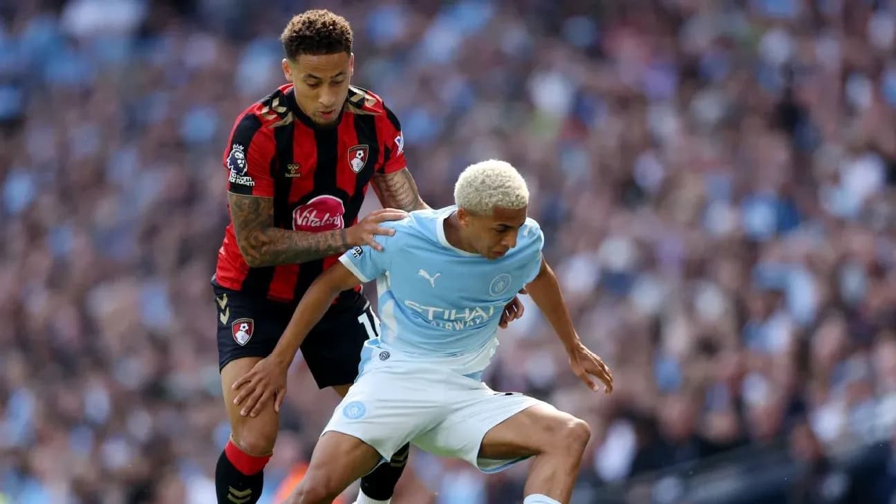 Joueur de Bournemouth défendant contre joueur de Manchester City