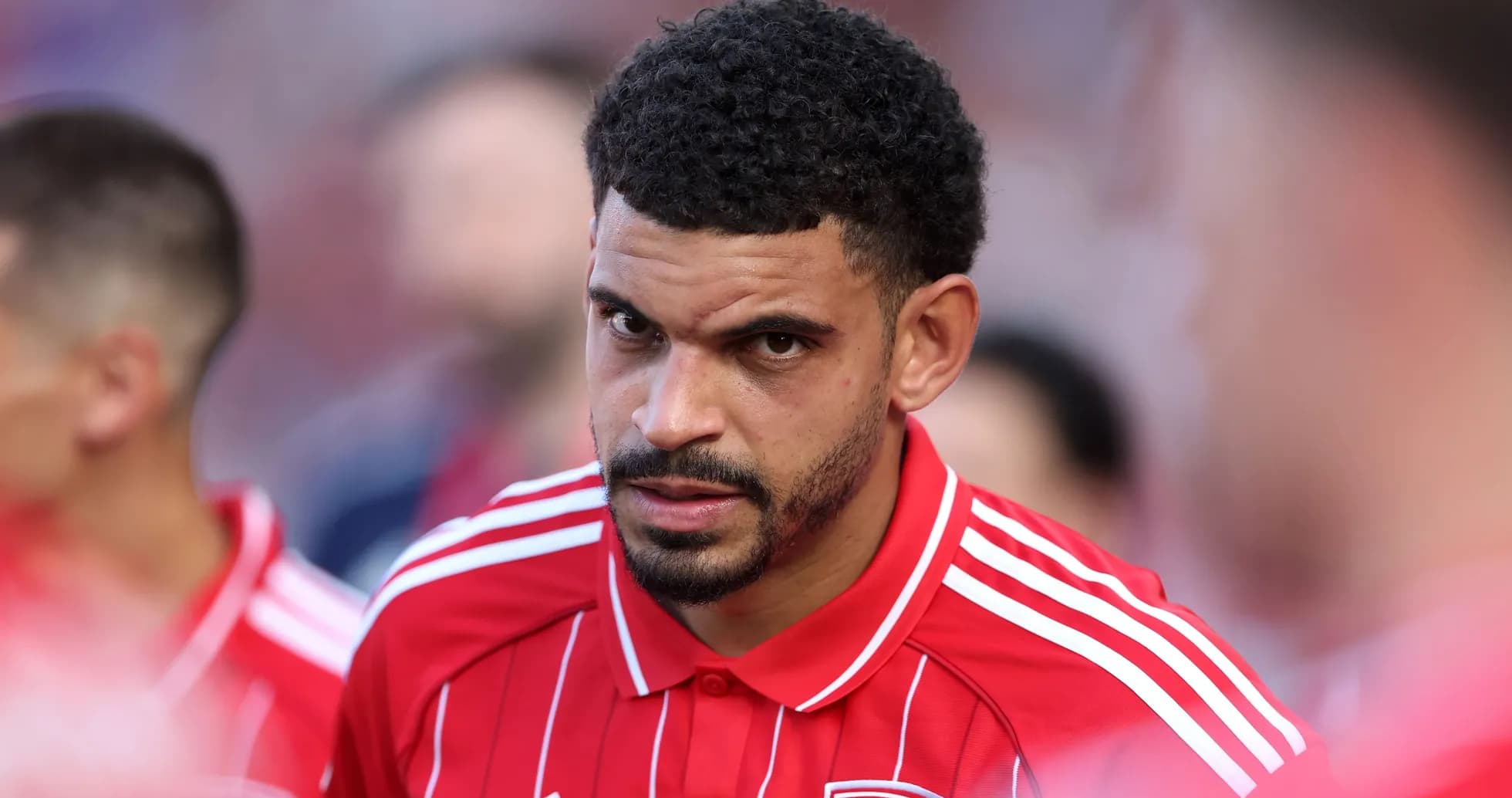 Joueur en uniforme rouge se préparant avant le match