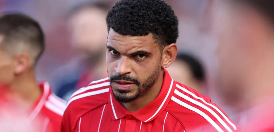 Joueur en uniforme rouge se préparant avant le match