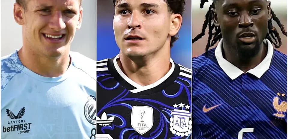 Trois joueurs de football en maillots d'équipe nationale