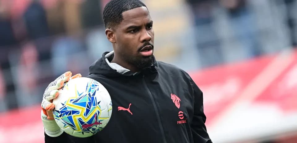 Gardien tenant un ballon avant le match