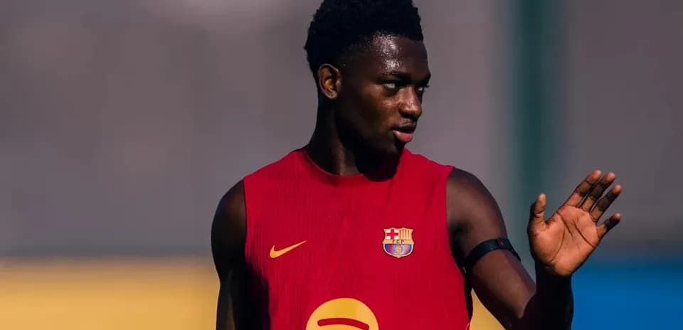 Joueur de Barcelone en entraînement, main levée