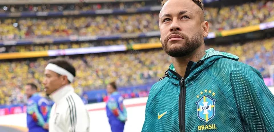 Neymar se tenant sur le terrain avant le match