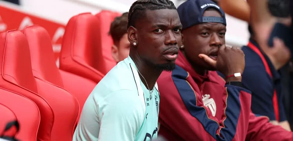 Joueurs assis sur le banc de touche pendant un match