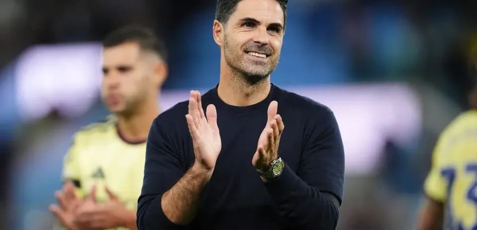 Entraîneur applaudissant après le match