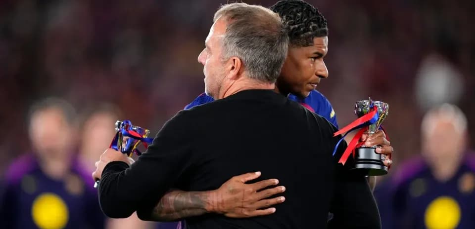 Entraîneur et joueur s'enlaçant avec trophées