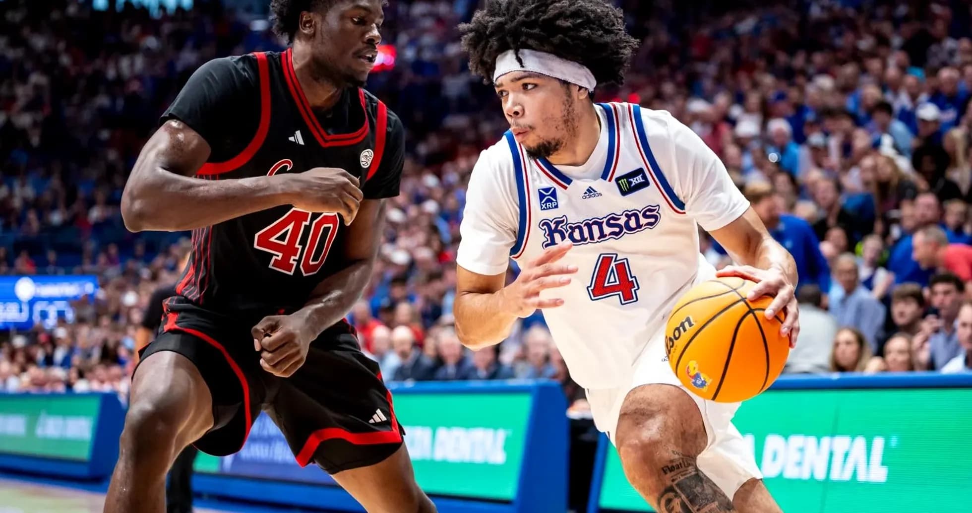 Joueur de Kansas dribblant face à un défenseur