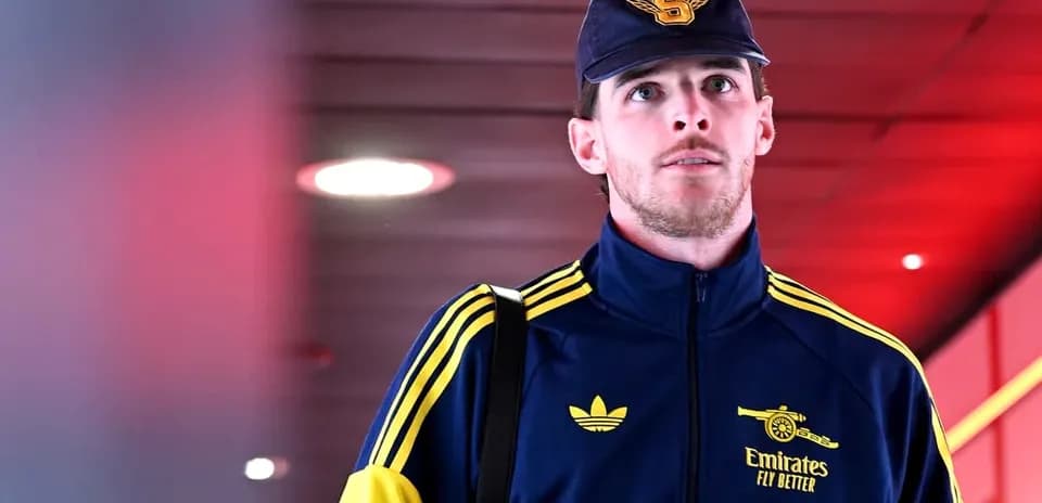 Joueur entrant avec tenue d'équipe Arsenal