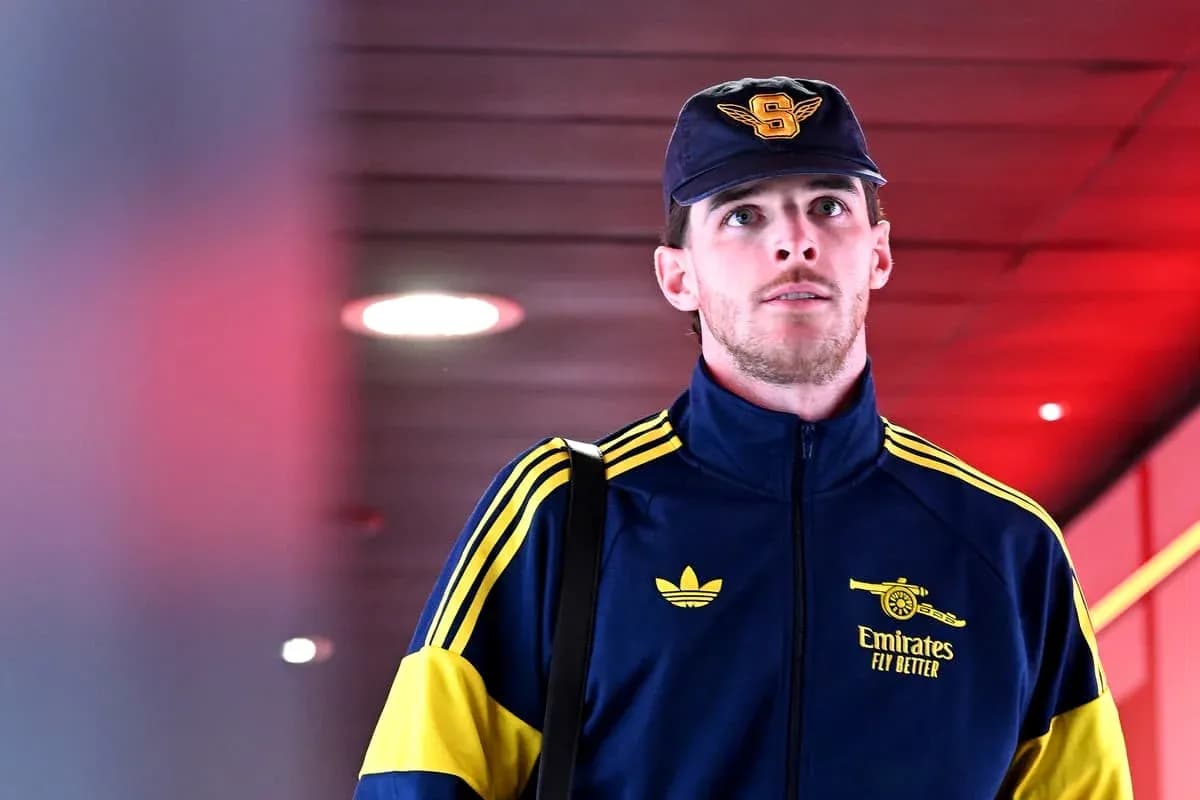 Joueur entrant avec tenue d'équipe Arsenal