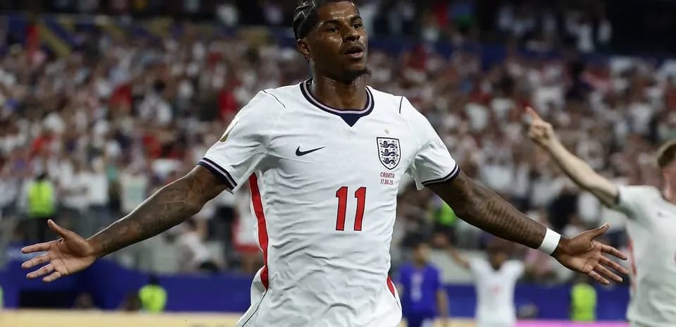 Joueur anglais célébrant un but devant les supporters