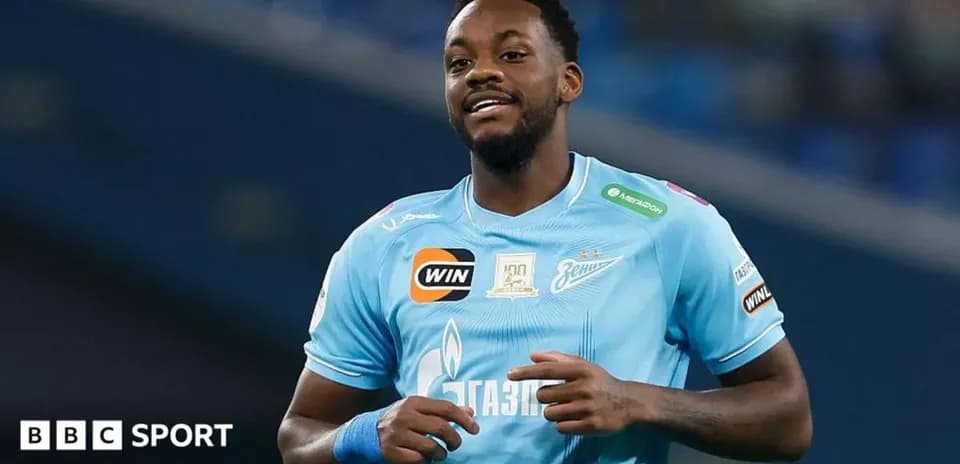 Joueur de football souriant en maillot bleu de Zenit