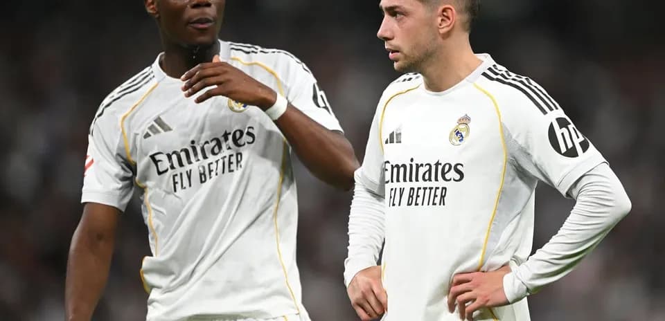 Deux joueurs du Real Madrid discutant sur le terrain