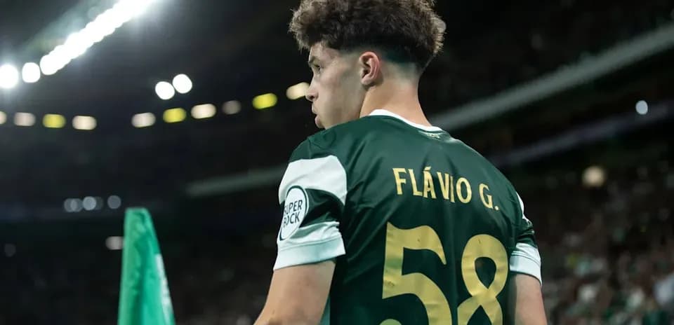 Joueur de football avec le maillot de Flávio G.