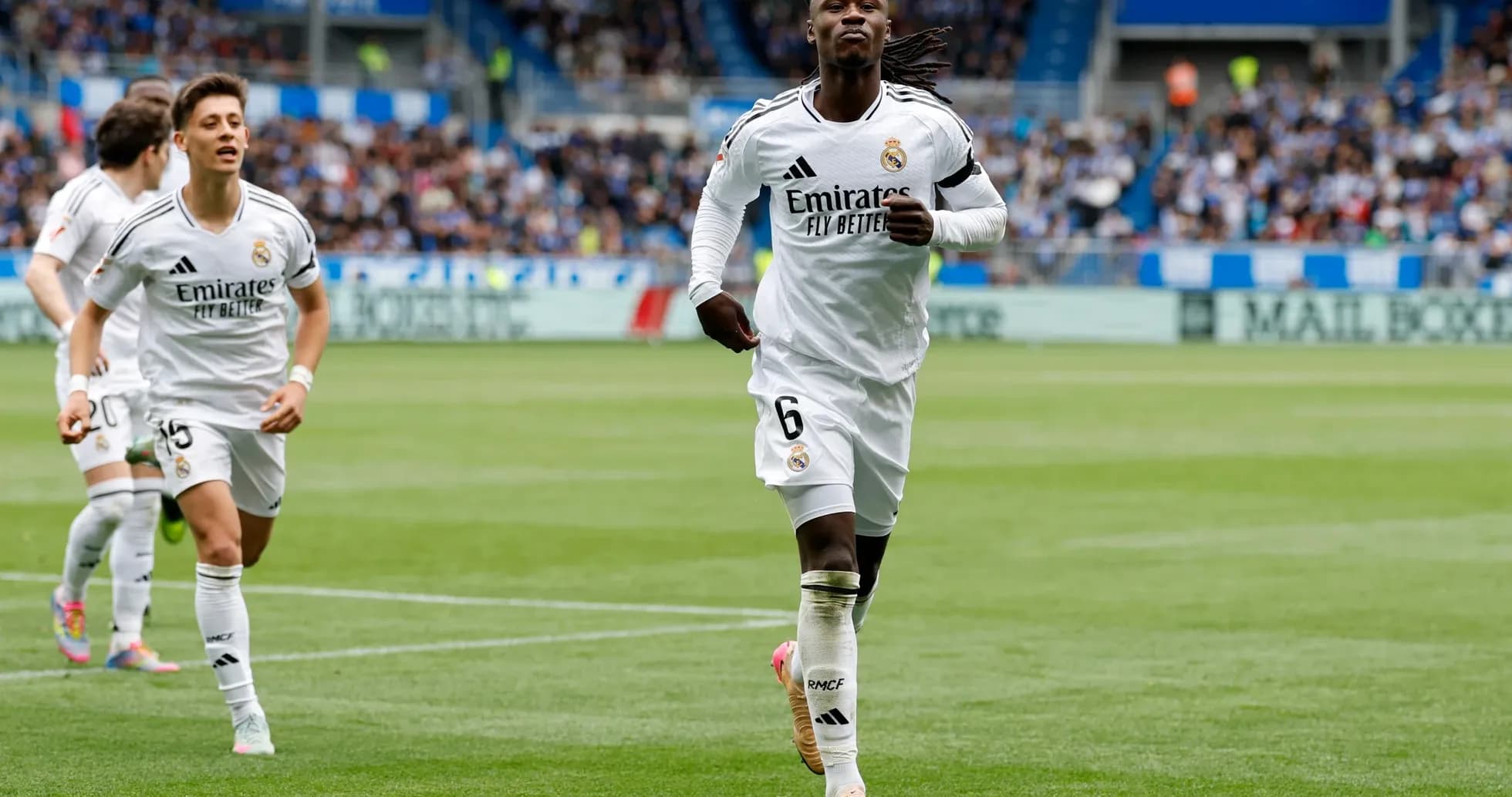 Joueur de Real Madrid courant sur le terrain