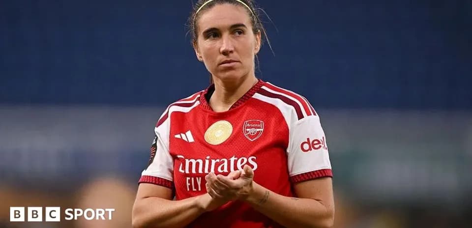 Joueuse d'Arsenal en maillot rouge applaudissant