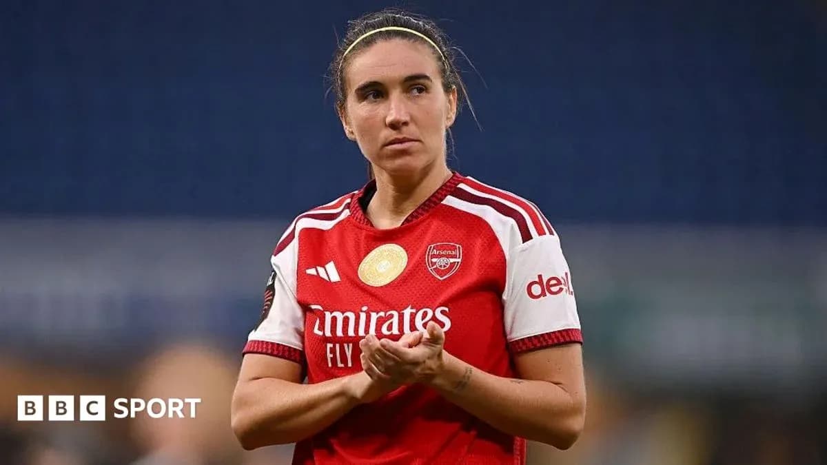 Joueuse d'Arsenal en maillot rouge applaudissant