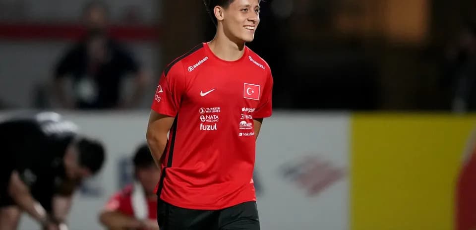 Joueur turc souriant lors de l'entraînement