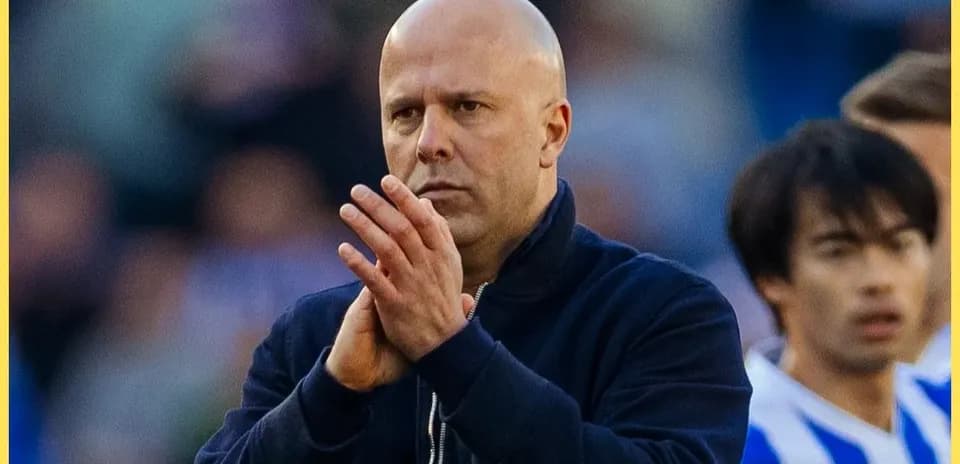 Entraîneur applaudissant sur le bord du terrain